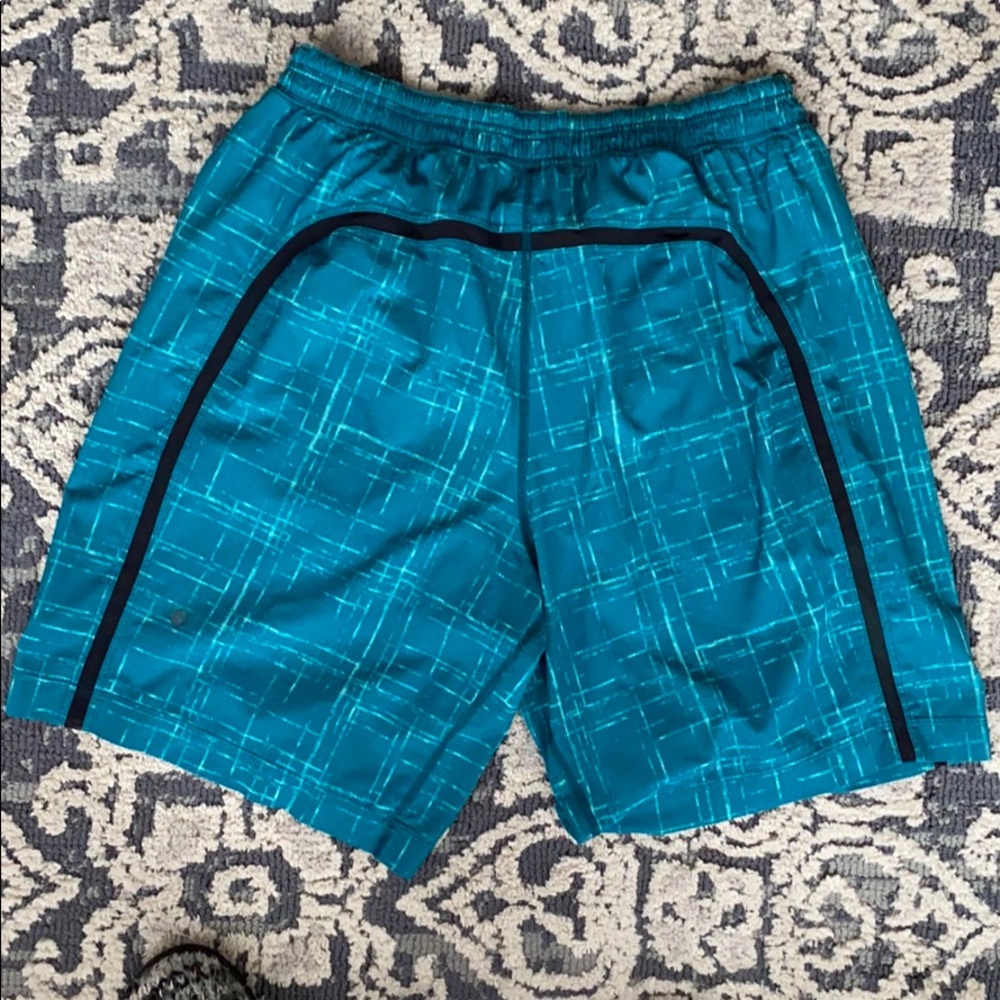 Lululemon men’s shorts lined with a 9 inch inseam - Picture 5 of 9